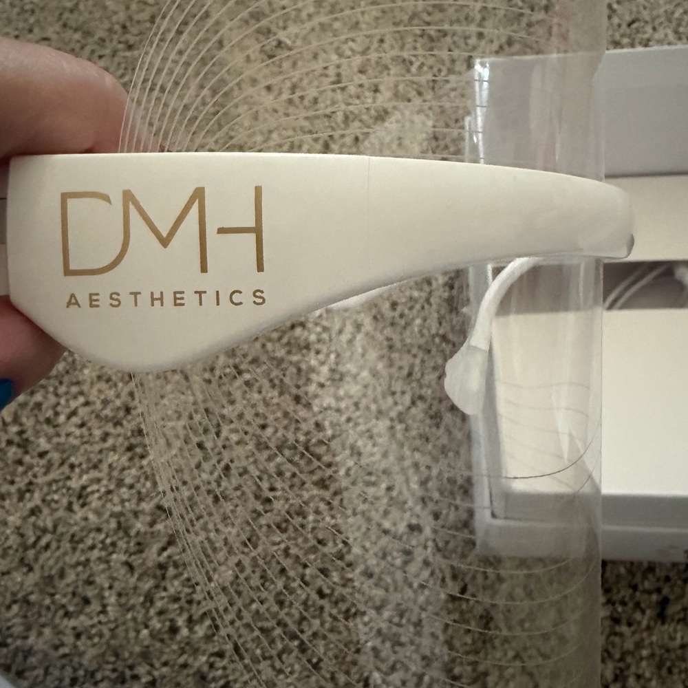 DMH Aesthetics LED Light Shield - Picture 3 of 9